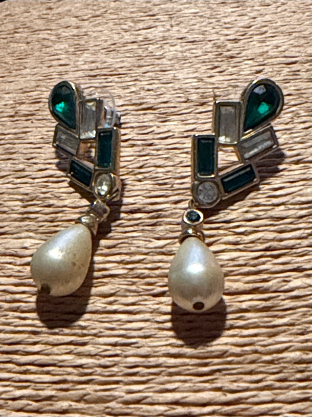 Elegant Emerald Green and Pearl Drop Women’s Earrings pierced